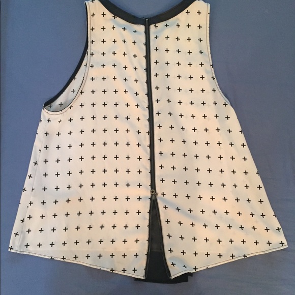 Fun white sleeveless shirt with black pattern - Picture 2 of 3